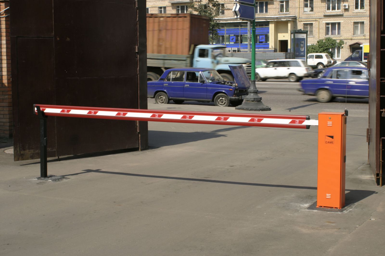 установка автоматического шлагбаума